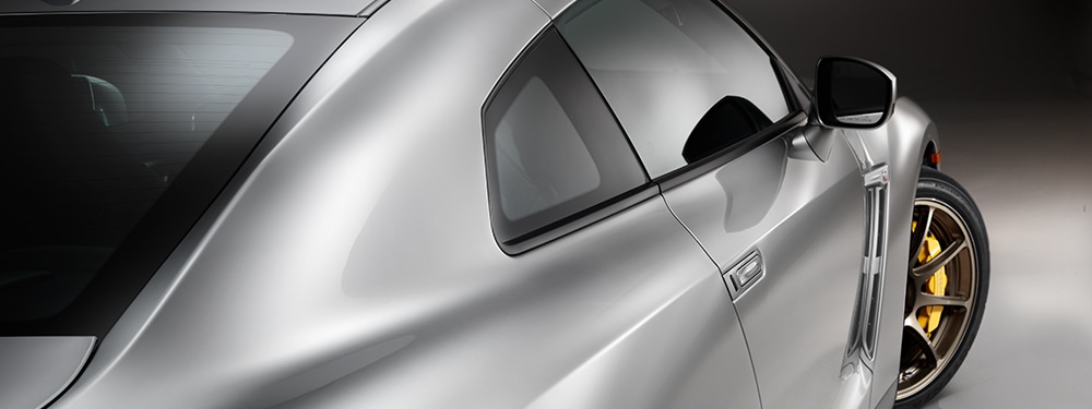 Vista lateral del Nissan GT-R 2024 con el exclusivo color Super Silver QuadCoat.
