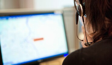 Persona del centro de llamadas del Nissan Kicks 2022 viendo un mapa que muestra la notificación automática de colisiones