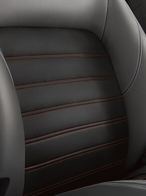 Costuras en contraste en el asiento delantero del Nissan Kicks 2022
