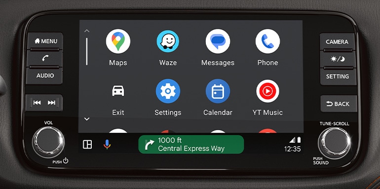 Pantalla táctil mostrando la pantalla de Android Auto del Nissan Kicks 2024