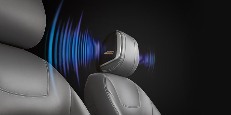 Asiento delantero del Nissan Kicks 2024 mostrando las bocinas Bose® en el reposacabeza
