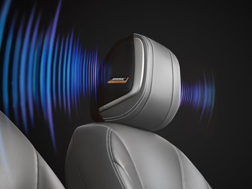 Asiento delantero del Nissan Kicks 2024 mostrando las bocinas Bose en el reposacabeza