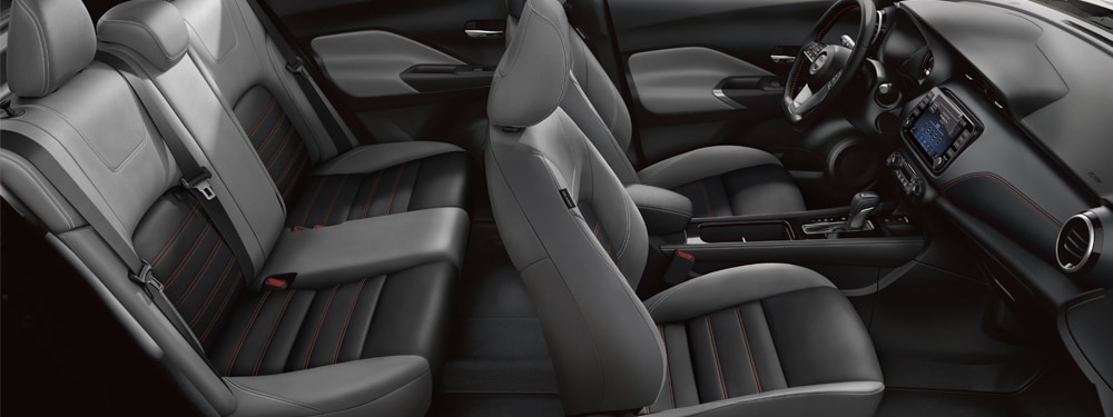 Vista interior de los asientos delanteros y traseros del Nissan Kicks 2024