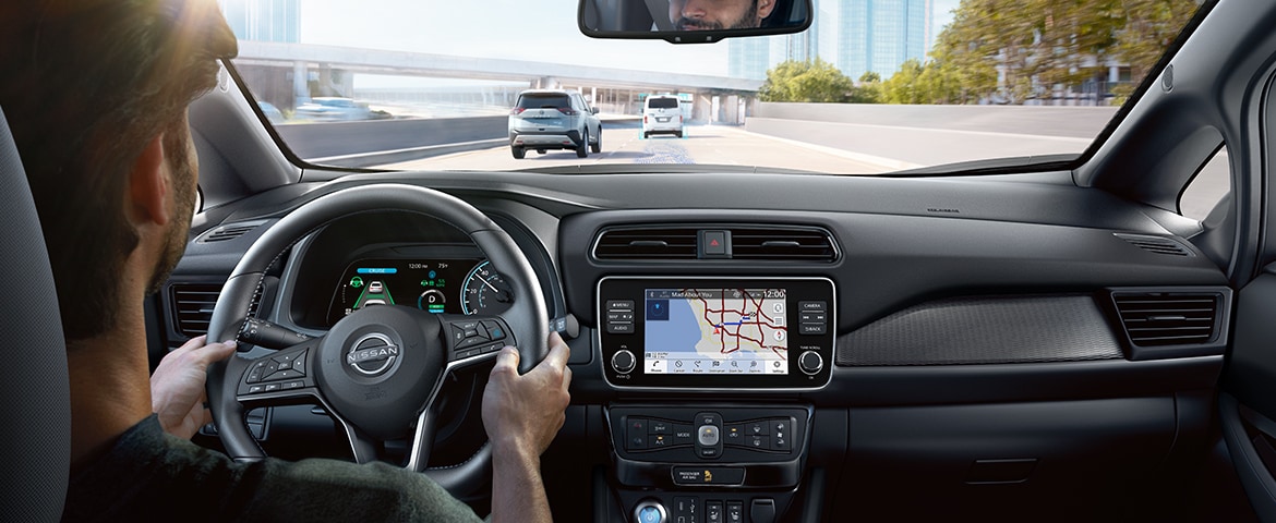 El Nissan LEAF 2024 en tráfico mostrando los sensores de asistencia de cambio de carril