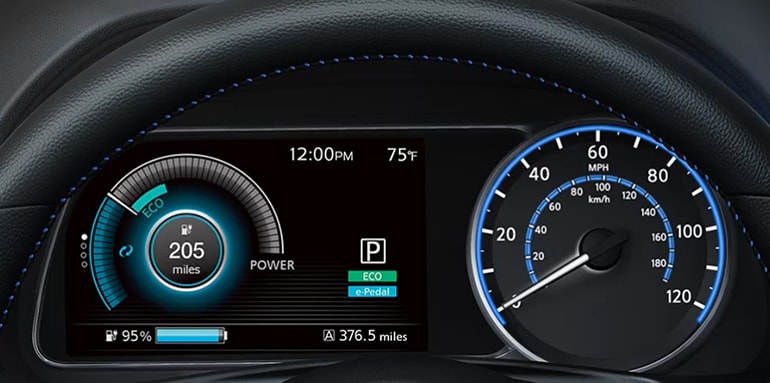 Pantalla digital personalizable del Nissan LEAF 2023 mostrando la autonomía y la navegación