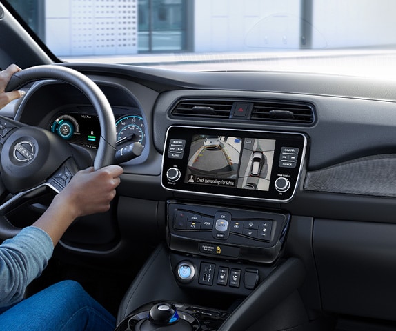 El Nissan LEAF 2024 mostrando a una persona usando el monitor inteligente de visión periférica Around View para estacionar en paralelo