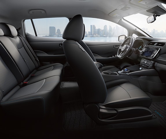 Vista del interior del Nissan LEAF 2024 con asientos para cinco ocupantes.