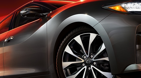 Imagen de la rueda delantera del Nissan Maxima 2023 que ilustra la suspensión de amortiguadores monotubo.