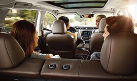 Interior del Nissan Murano 2022 visto desde atrás con 4 personas en el auto