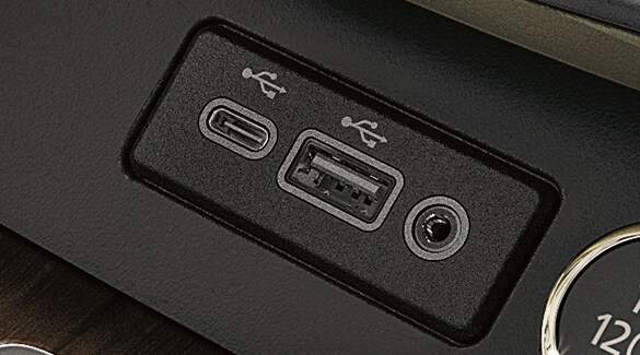 Puertos USB-A y USB-C del Nissan Murano 2022