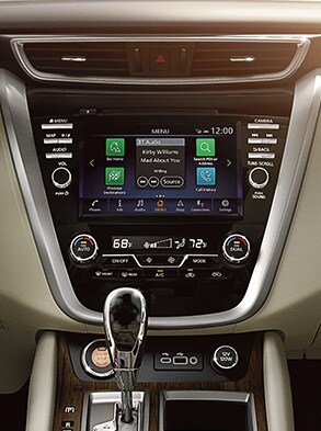 El Nissan Murano 2022 con tablero de calidad premium en la consola central y pantalla táctil