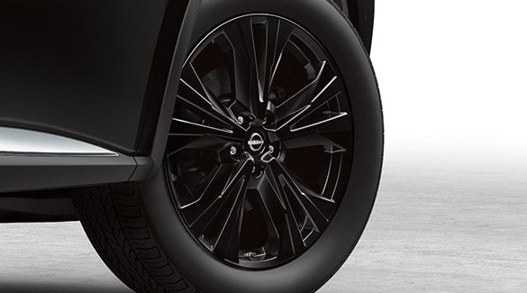 Rines de aluminio negros de 20 pulgadas para el Nissan Murano 2023.