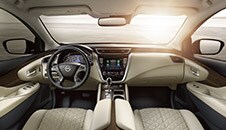 Interior del Nissan Murano 2023 con detalles de madera y piel acolchada de semianilina.