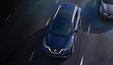 Nissan Murano 2023 visto desde arriba en la carretera mostrando los sensores de Alerta de punto ciego del escudo de protección Safety Shield 360. 