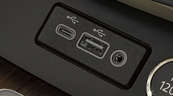 Puertos USB-A y USB-C del Nissan Murano 2023.