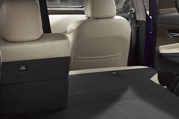 Nissan Murano 2023 con el asiento trasero abatido para mostrar el espacio de carga. 