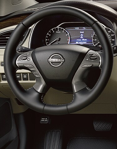 Vista interior del Nissan Murano 2024 con tablero de instrumentos de alta calidad y pantalla táctil