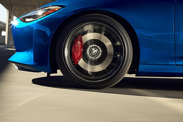 Nissan Z 2023 en color Blue que muestra el freno con calibradores en color Red.