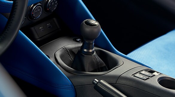 Interior en color Blue del Nissan Z 2023 que muestra la palanca de cambios de la transmisión manual.