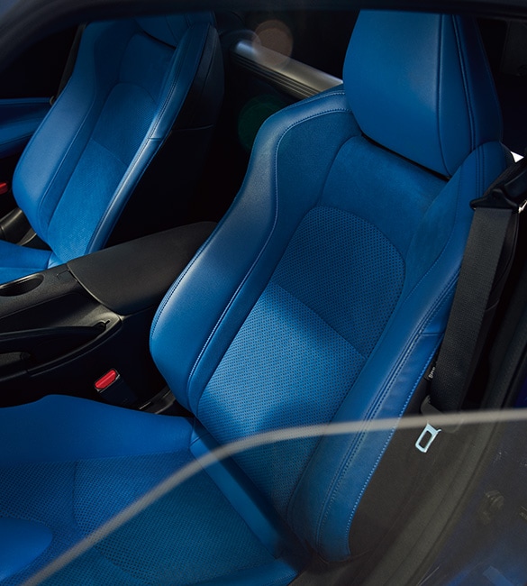 Cabina interior del Nissan Z 2023 en color Blue mostrando los detalles del asiento de alto desempeño