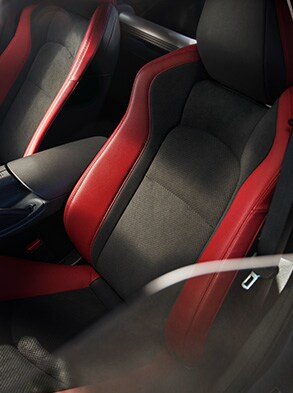 Nissan Z 2023 con asientos de alto desempeño en color Red.