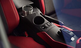 Interior en color Red del Nissan Z 2023 que muestra la consola central y la palanca de cambios.