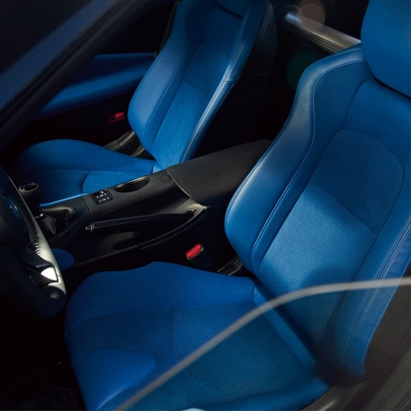 Cabina interior del Nissan Z 2024 en color azul mostrando los detalles del asiento deportivo