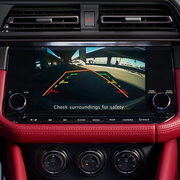 Detalle de la pantalla central del Nissan Z de 2024 mostrando la visualización de la cámara de visión trasera