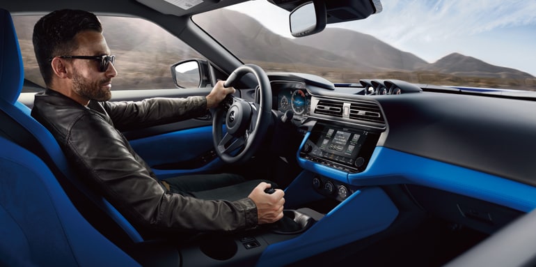 El Nissan Z 2024 con una persona en la cabina con interior en color azul.