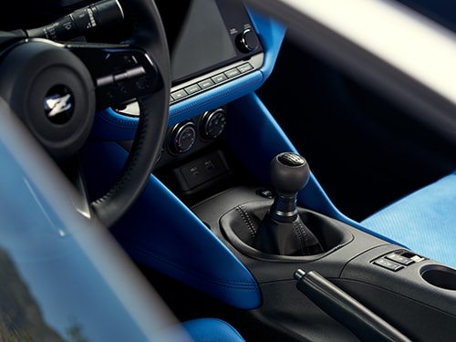 El Nissan Z 2024 mostrando el interior en color azul y la palanca de cambios de la transmisión manual.