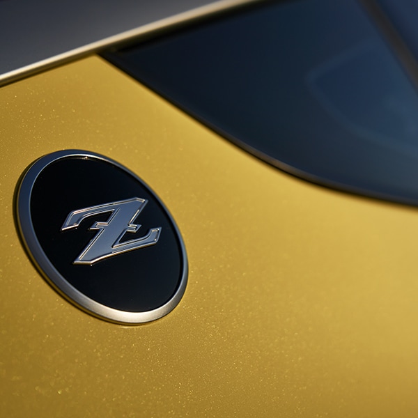 Vista detallada de la insignia con el logotipo del Z instalada en la defensa del Nissan Z 2024