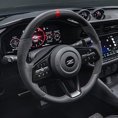 Detalle interior del volante y el tablero del Nissan Z NISMO 2024