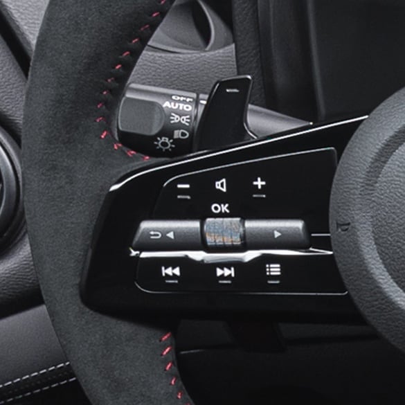 Vista detallada de la palanca de cambios en el volante del Nissan Z NISMO 2024