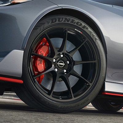 Vista detallada del rin con frenos visibles y neumático Dunlop® del Nissan Z NISMO 2024
