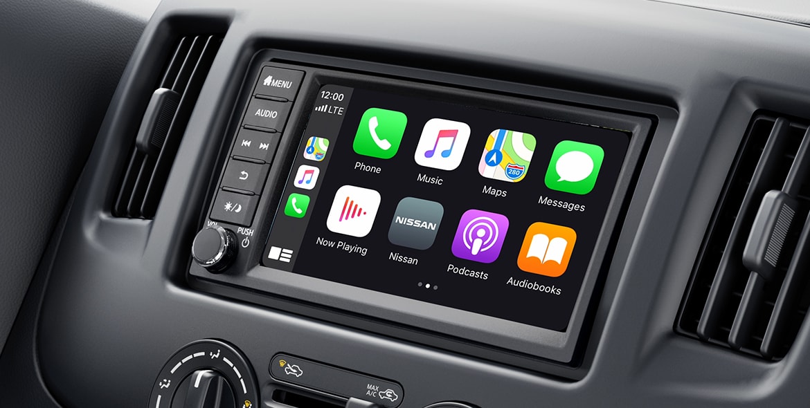 La NV200 Compact Cargo 2021 con su pantalla táctil con apps de Apple carPlay