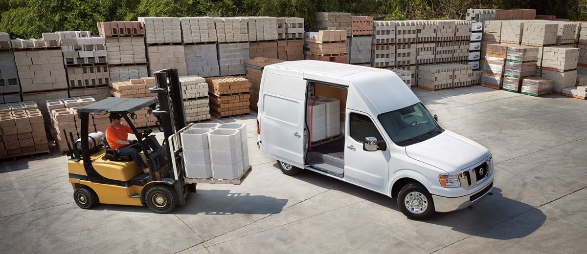 La Nissan NV Cargo 2021 con la puerta lateral abierta y el montacargas a punto de subir la carga
