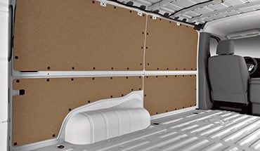 Espacio de carga interior de la Nissan NV Cargo 2021 que permite ver el diseño de pared plana