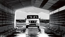 La Nissan NV Cargo 2021 ingresando en un túnel mojado para una prueba
