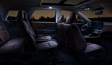 Iluminación LED integrada en la cúpula interior del Nissan Pathfinder 2022