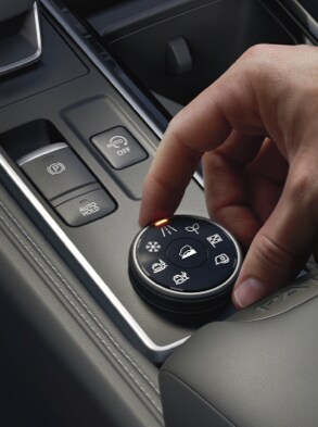 Selector de modalidades de conducción en el volante del Nissan Pathfinder 2023