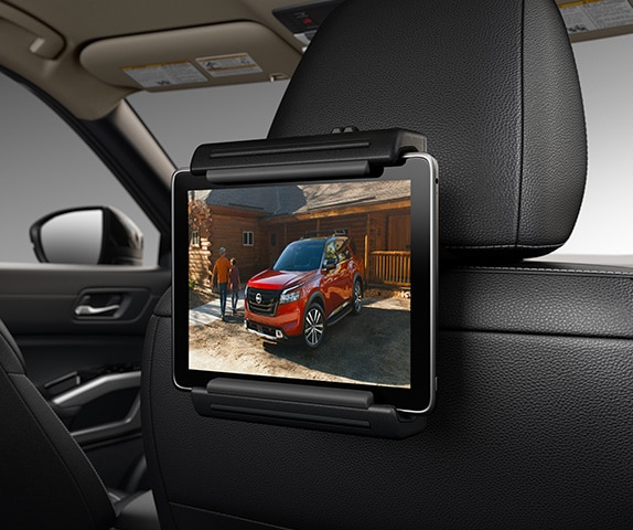 Nissan Pathfinder 2024 con soporte para tableta y tableta.