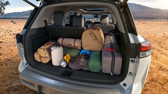 Zona de carga del Nissan Pathfinder 2024 con equipo de acampar.