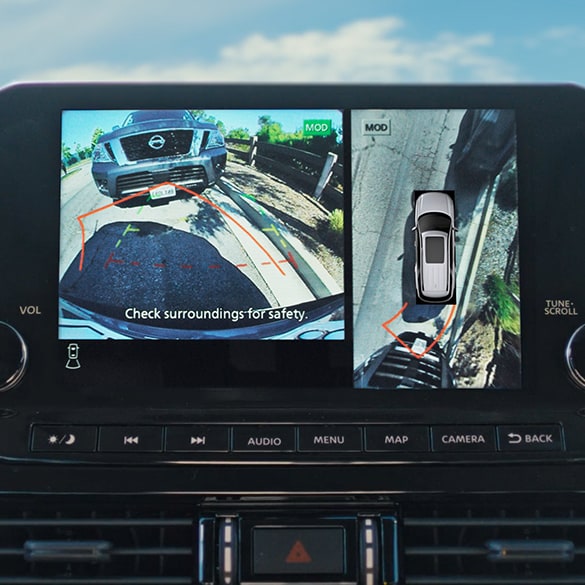 Pantalla central del Nissan Pathfinder 2024 muestra una vista compuesta de 360º desde el Monitor inteligente Around View® de visión periférica.