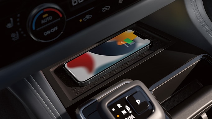 Vista detallada del interior del Nissan Pathfinder 2024 con el logotipo de Apple CarPlay® en el iPhone.