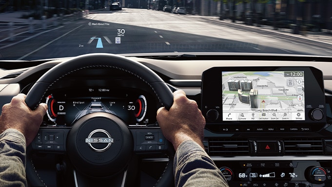Nissan Pathfinder 2024 con pantalla a la altura de la vista y pantalla táctil con un mapa.