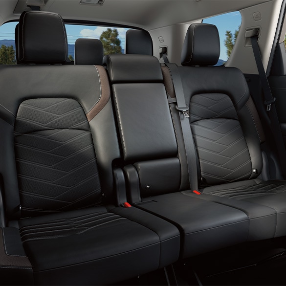 Vista interior de la fila de asientos central del Nissan Pathfinder 2024.