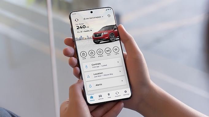 Teléfono inteligente con app MyNISSAN para el Nissan Pathfinder 2024.