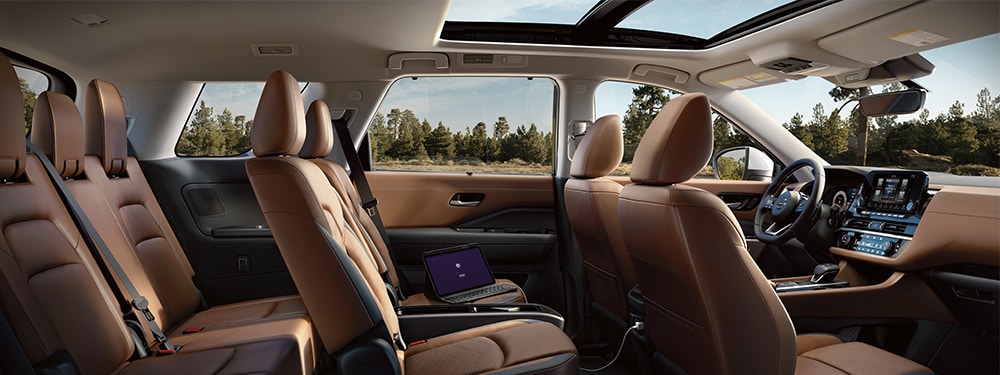 Vista interior del Nissan Pathfinder 2024 con 3 filas de asientos.