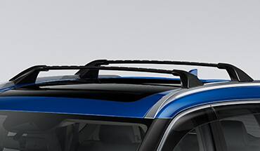 El Nissan Rogue 2023 con barras transversales para los rieles en el techo.