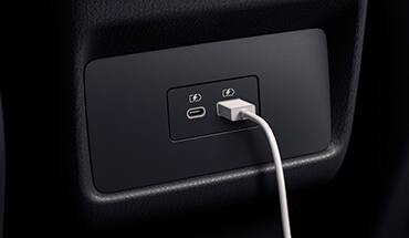 Dos puertos USB traseros para carga del Nissan Rogue 2023.